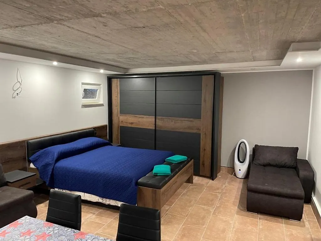 Studio Apartment Doki Basement Pola Croazia