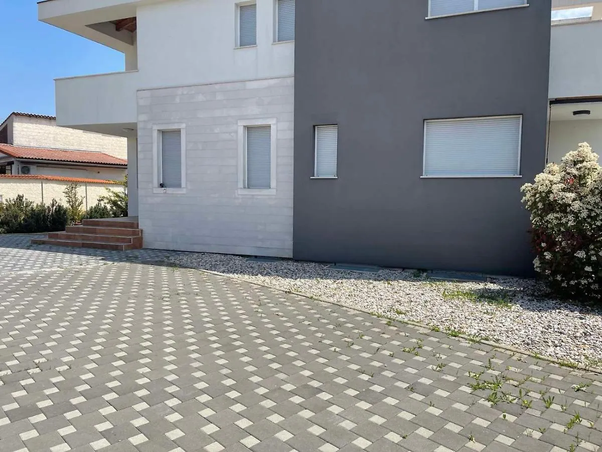 Studio Apartment Doki Basement Pola Croazia